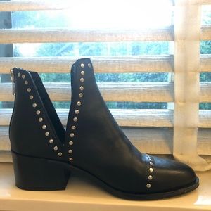 Steve Madden Boots! Like new condition - black